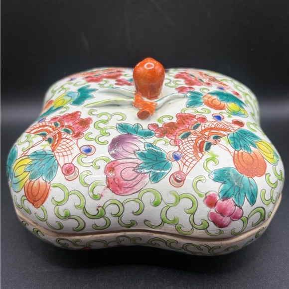 Vintage Chinese Quatrefoil Porcelain Trinket Box Famille Rose Lidded Dish - Picture 5 of 16